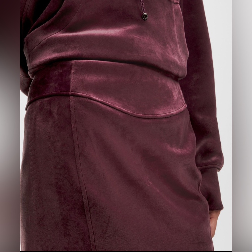 Lululemon athletica Scuba high rise Plush Burgundy Velvet Skirt garnet new